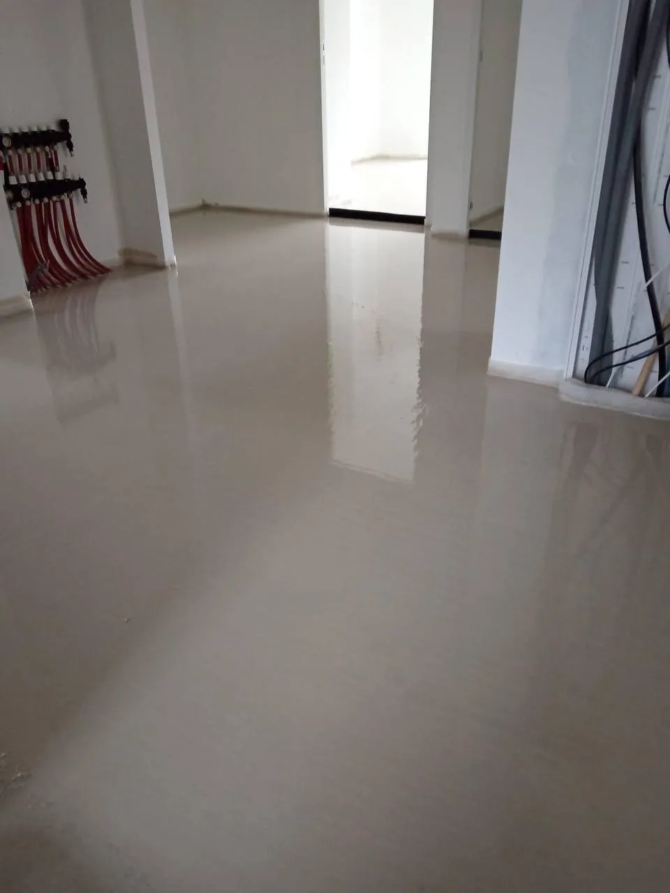 Chape finie avec collecteur plancher chauffant